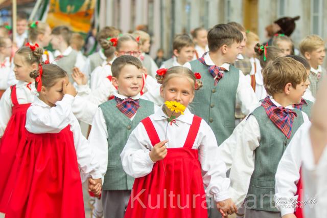 Latvju bērni danci veda